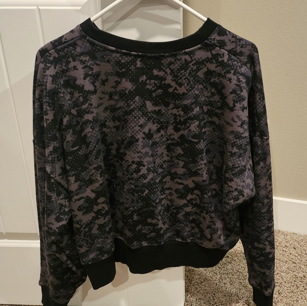 Under Armour Black and Gray Camouflage Cropped Sweatshirt